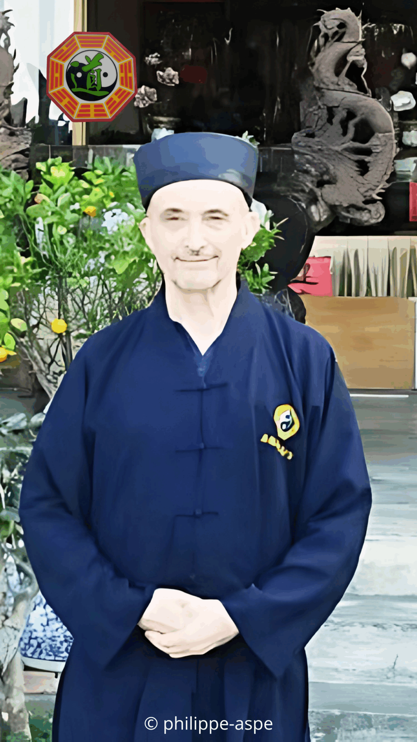 Philippe Aspe devant le temple de maître Huang Chong Fa à Taiwan.