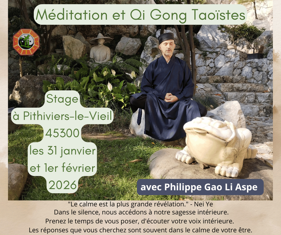 Philippe Aspe assis en méditation assise, en tenue taoïste, dans un jardin.