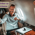 Un homme hilare dans un jet en train de se filmer, la richesse ostentatoire nous éloigne de la voie de la simplcité