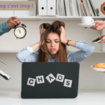 Une jeune fille stressée devant son PC, les mains sur la tête et les joues gonflées.